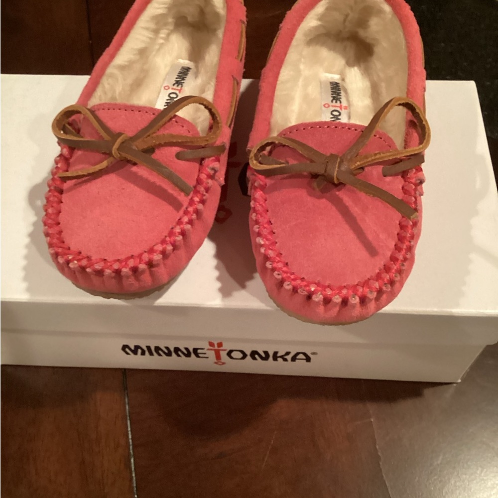 NEW Minnetonka Hot Pink Slippers Moccasins Size 9